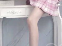 小姐姐穿袜子踩进胶水中,小姐姐穿袜意外滑入，袜子成罪魁祸首