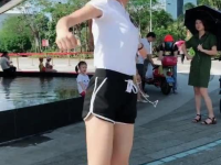 滑轮小姐姐跳舞,旋转跳跃我闭着眼
